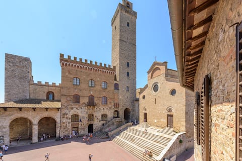 Apt overlooking the Duomo of San Gimignano