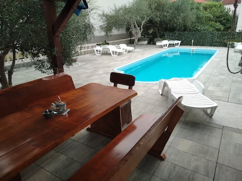 One apartman with pool Ivanda