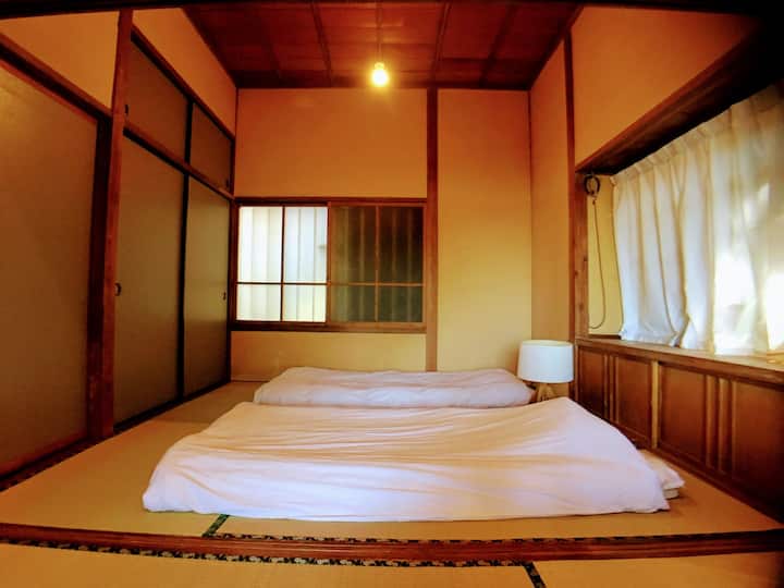 和室/部屋2 ：布団で2名様までお休みいただけます。