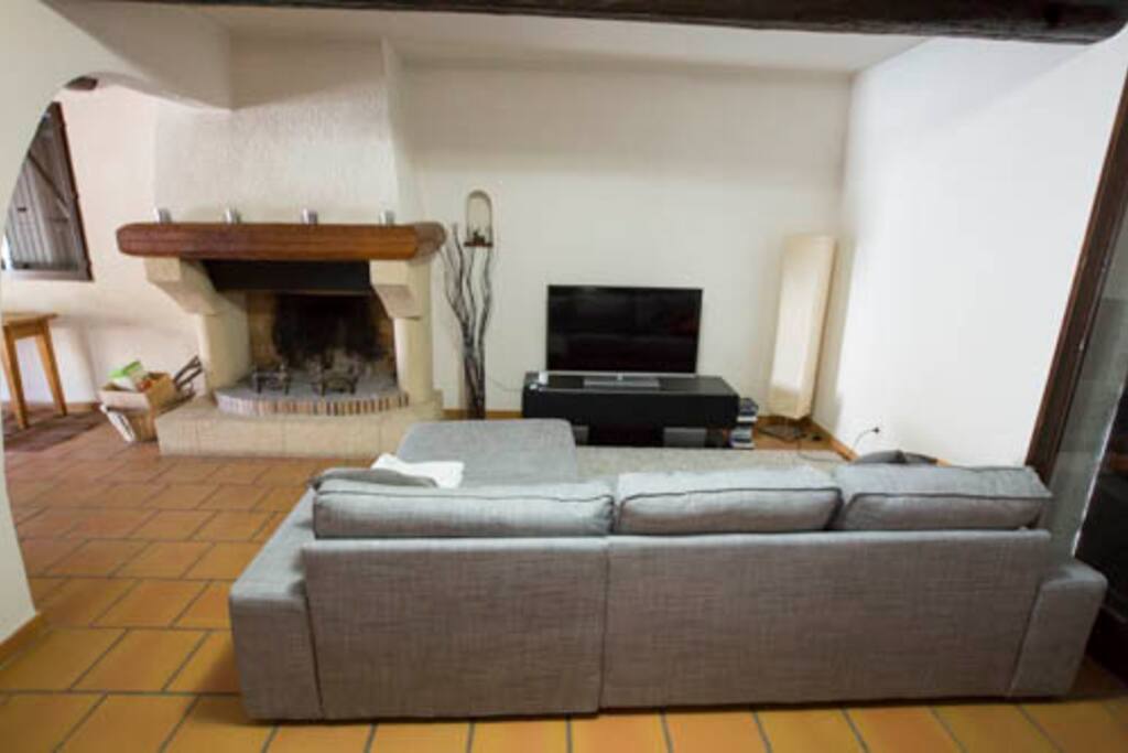 Confortable Livingroom with fire-place