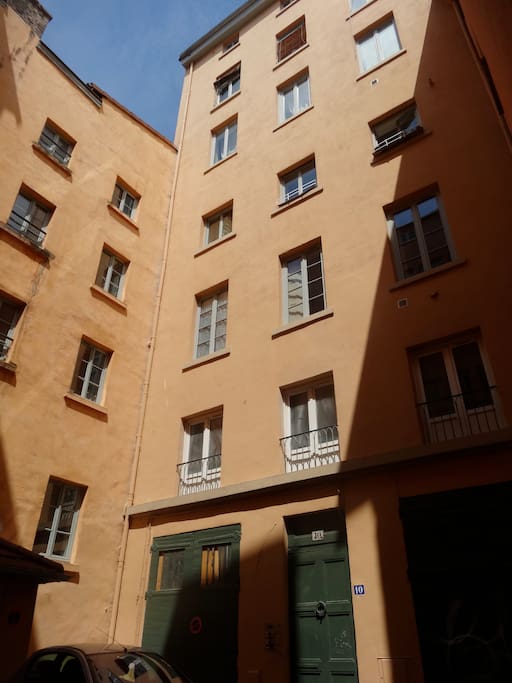 Appartement situé dans immeuble de caractère.