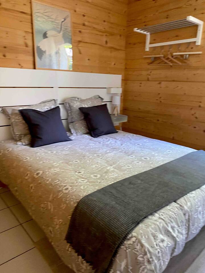 Chambre double confortable.