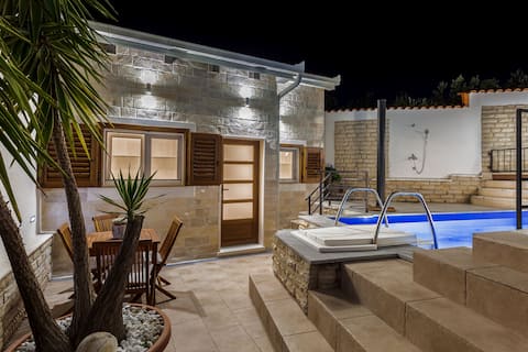 Charming apartment Kućica with private heated pool