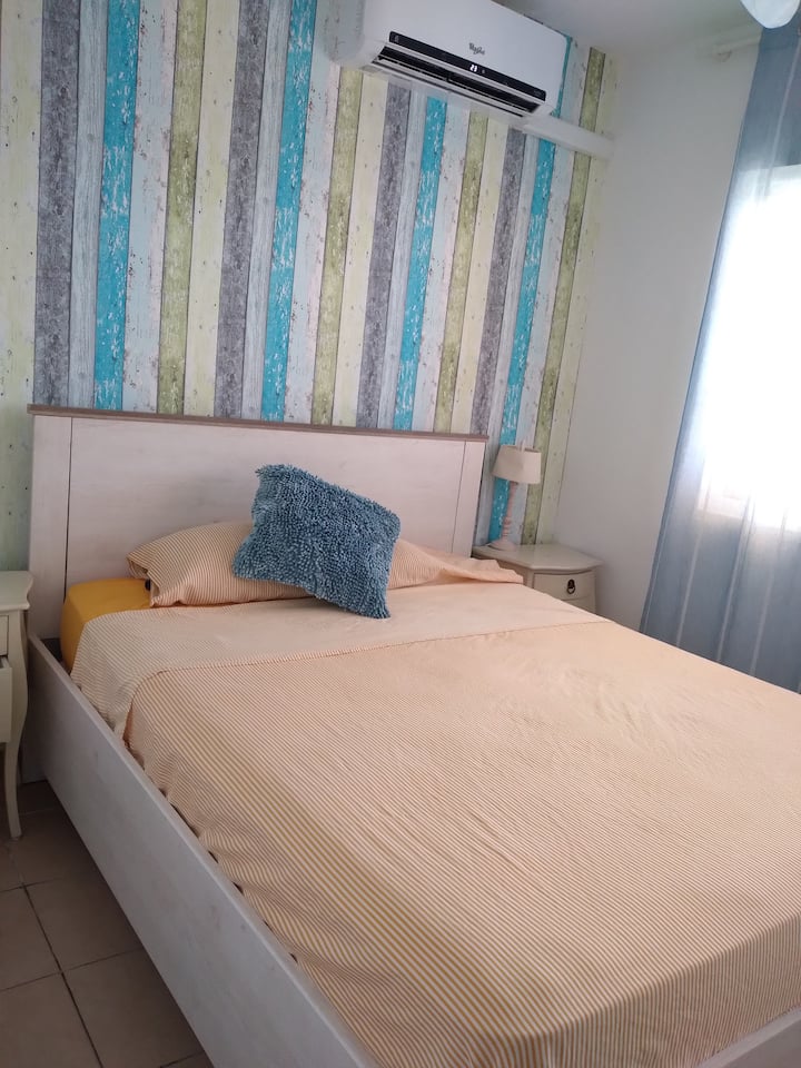 Utalala kwa anasa katika kitanda hiki kizuri ukisikiliza sauti ya mawimbi
