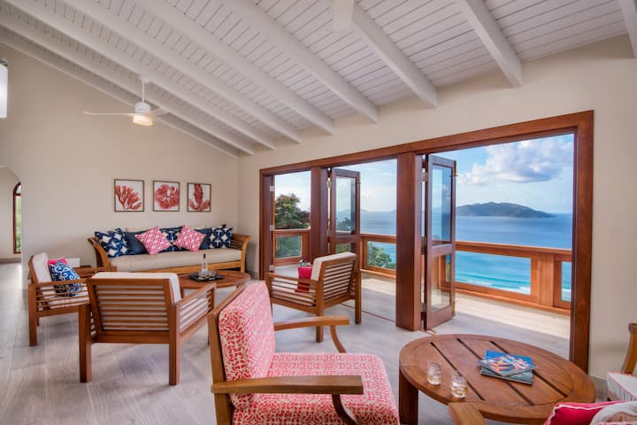 Ლამაზად მოწყობილი საცხოვრებელი სივრცე, სადაც საკმარისი დასაჯდომი ადგილები და კარები იღება აივანზე.  Დატკბით ოკეანის ნიავითა და სერფინგის ხედით.