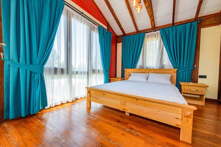 ห้องนอนของเราภายในห้องนอนมีห้องอาบน้ำห้องสุขาและห้องซาวน่าห้องนอนของเราอยู่ที่ชั้น 1 ของบ้าน