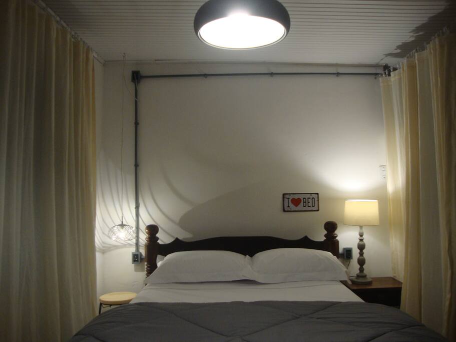 Cama de Casal em Dormitório Compartilhado para 8 pessoas