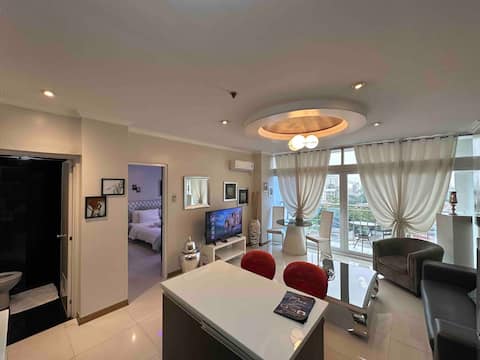 Kandi Towers, w/gym, pool, fast wifi & Netflix.G11