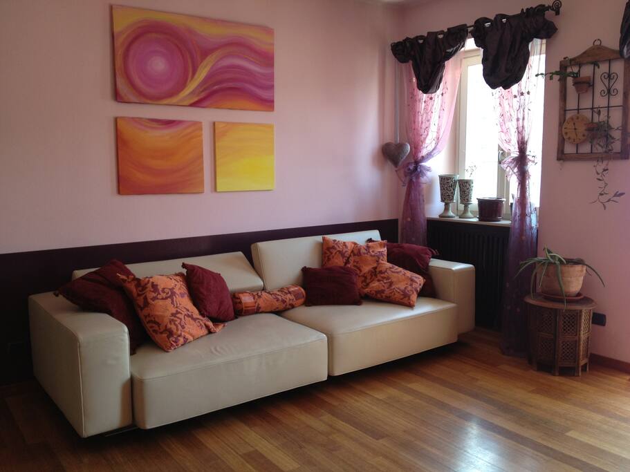 Living room (now the color changed, it is all white and beige now)