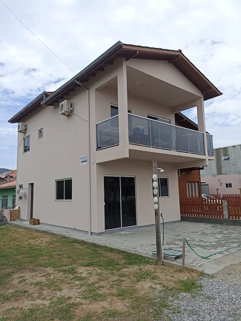 Top Airbnb: House 5 minutes from the beach (Upstairs) em Palhoça