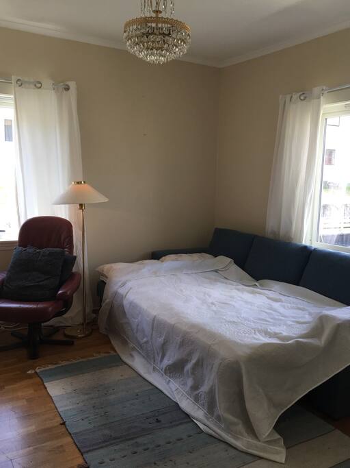 Large room, very comfortable sofabord with extra top madrass