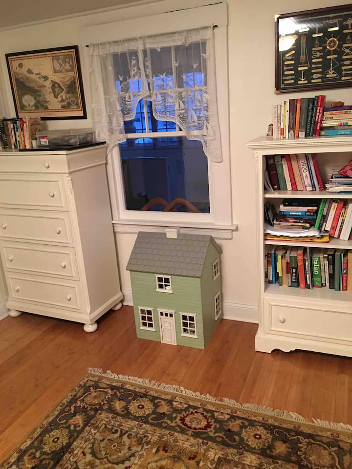 我有三个成年孩子，所以我希望您的孩子感到宾至如归。这里有娃娃屋、Brio火车套装和桌子、木块、玩具、海滩玩具、艺术品和大量书籍。 