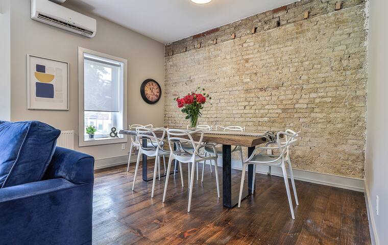 High Park Lux: Sauna •King Bed •Family Friendly gallery image 4