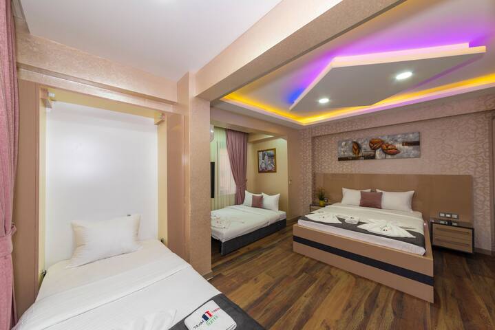 Delüxe Whole Building for Big Groups gallery image 4