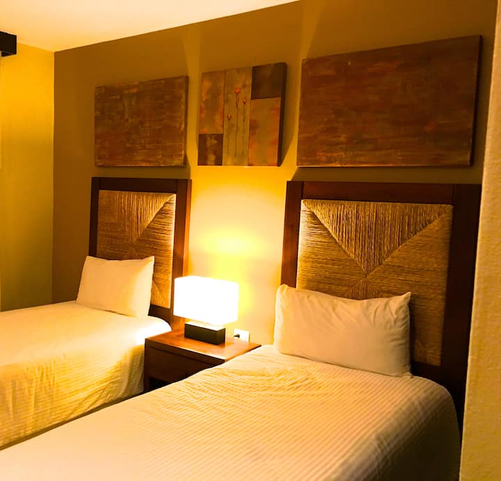 Chumba cha kulala cha pili kina vitanda pacha na bafu lake kamili kwenye ukumbi. 