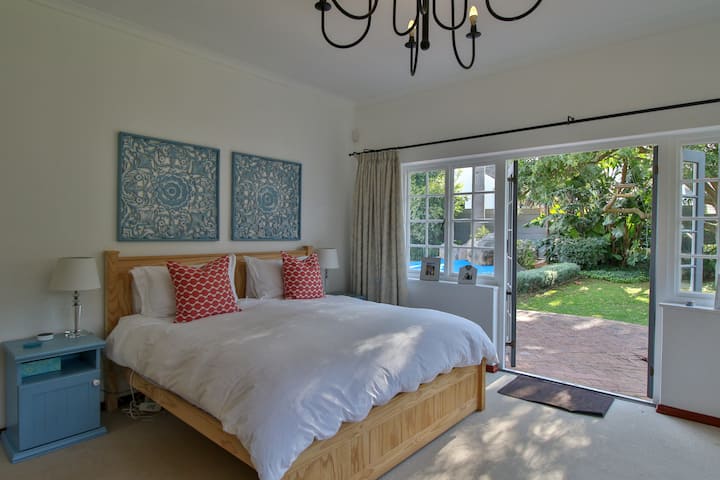 Главна спална соба со брачен кревет (широк 180-220 см)