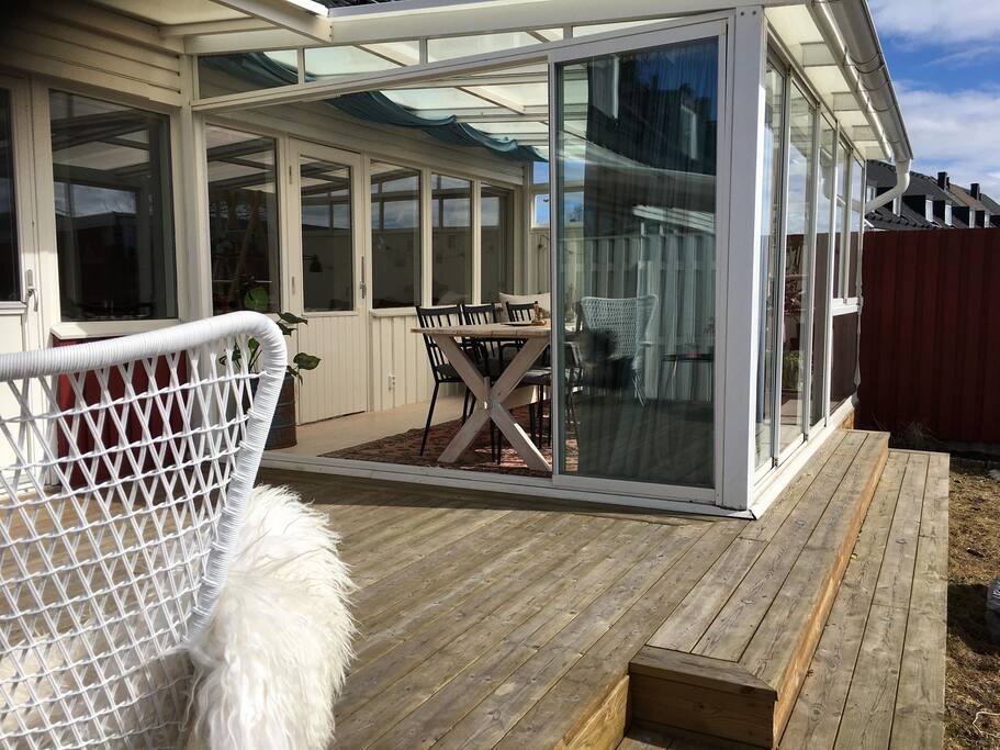 Altan i anslutning till den inglasade verandan. Här ute finns en grill, två sköna fåtöljer och söderläge där det är varmt och gott att sitta när solen ligger på.