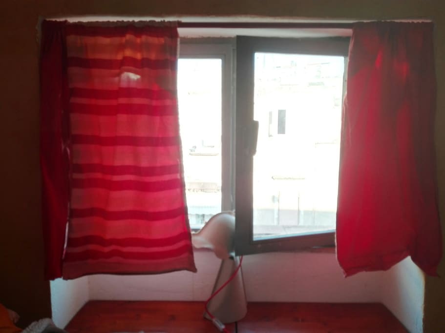 Finestrella sul quartiere