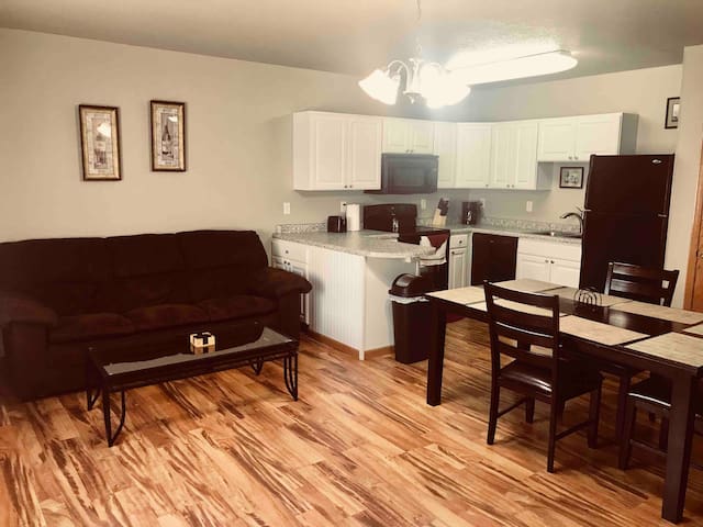 Beulah -Upscale, T-3 Downtown 2BR/1 BA Furnished