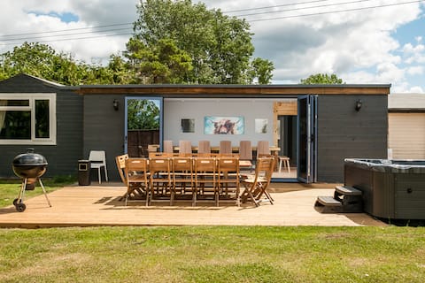 Fabulous cabin w/ huge garden & hot tub sleeps 18