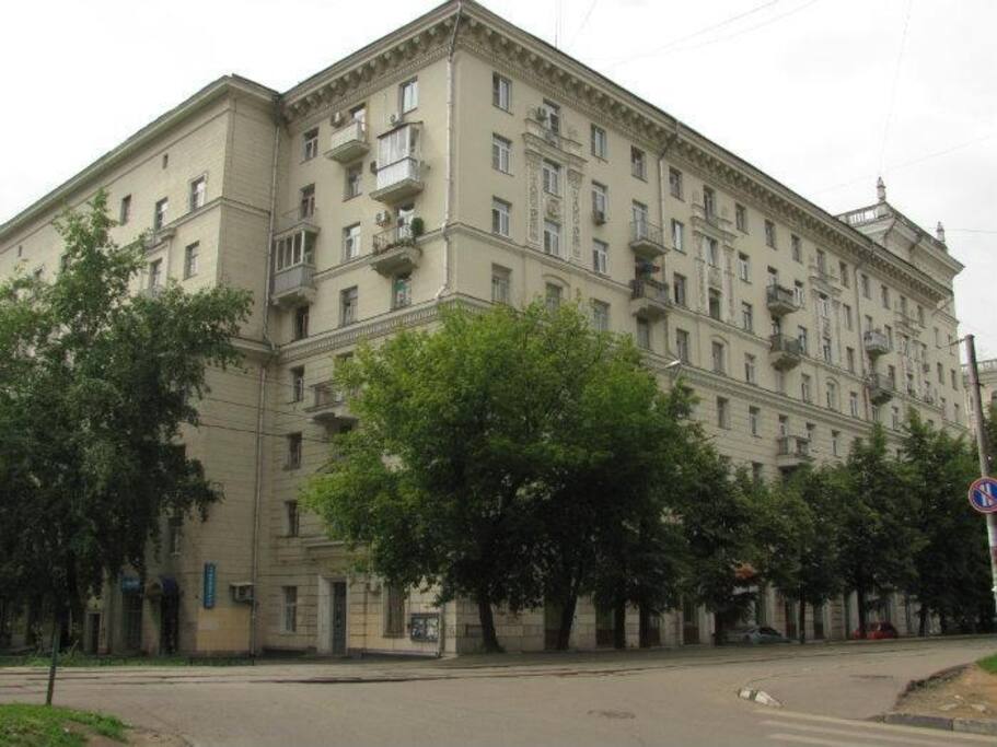 Very bright apartment with a pleasant atmosphere. The apartment has everything, all appliances including a coffee machine, dishwasher, washing machine, multivark, 3 air conditioners. 2 TVs, Playstation. One of the TVs is 4k, with a full package of channels, including sports.