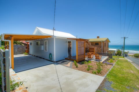 Valla beach bright sunny cottage beach/cafe/views