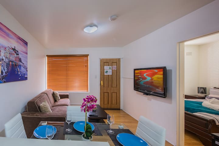 Perfectly Located, QN Beds. Gorgeous St Kilda Apt