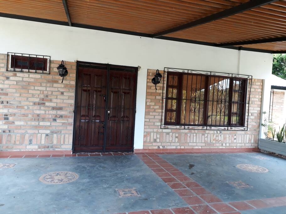 Frente entrada prinvipal a la casa de campo.