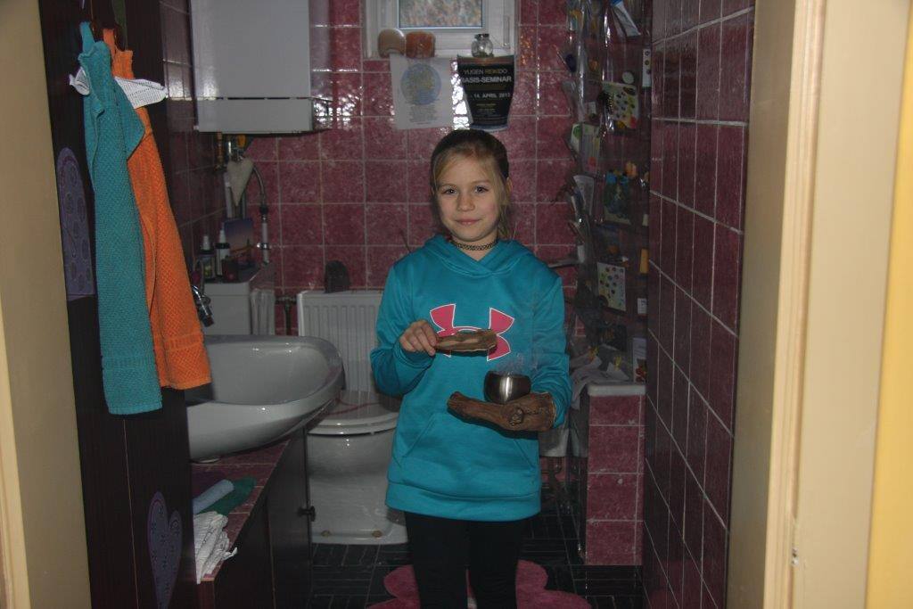 das Retrobad + Toilette
Badewanne mit Duschvorhang,
Fenster nach hinten, Gastherme
