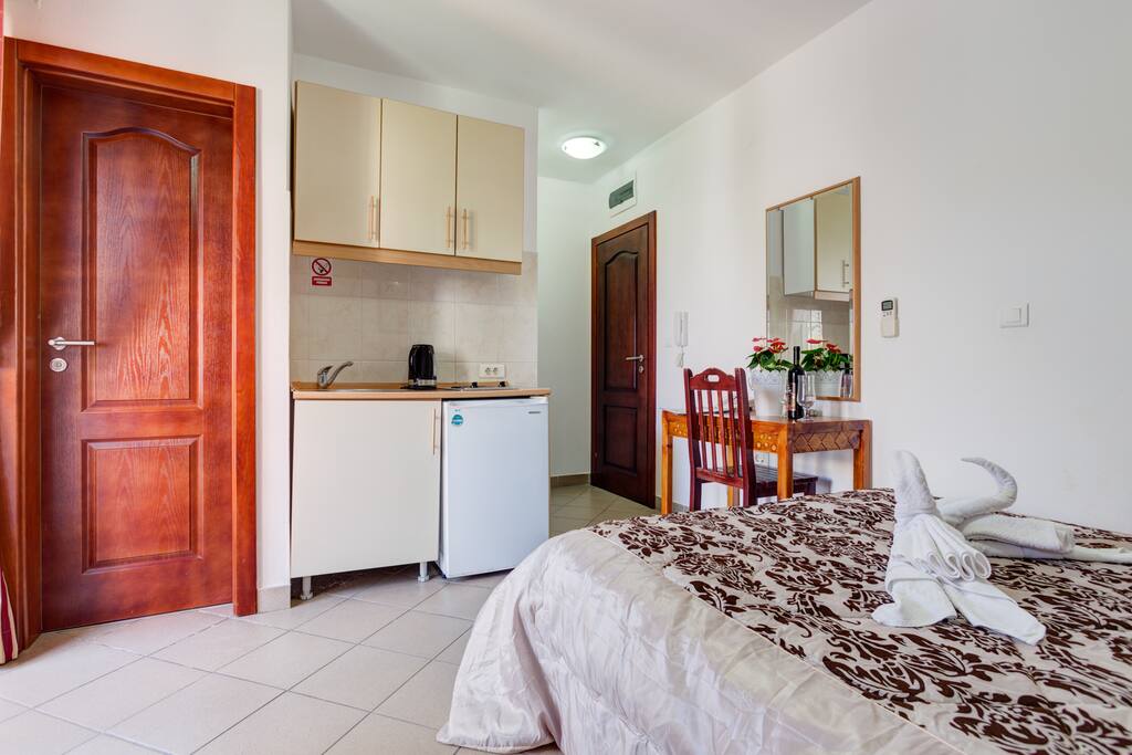 You also have the option of using a small kitchen with all the necessary kitchen elements.