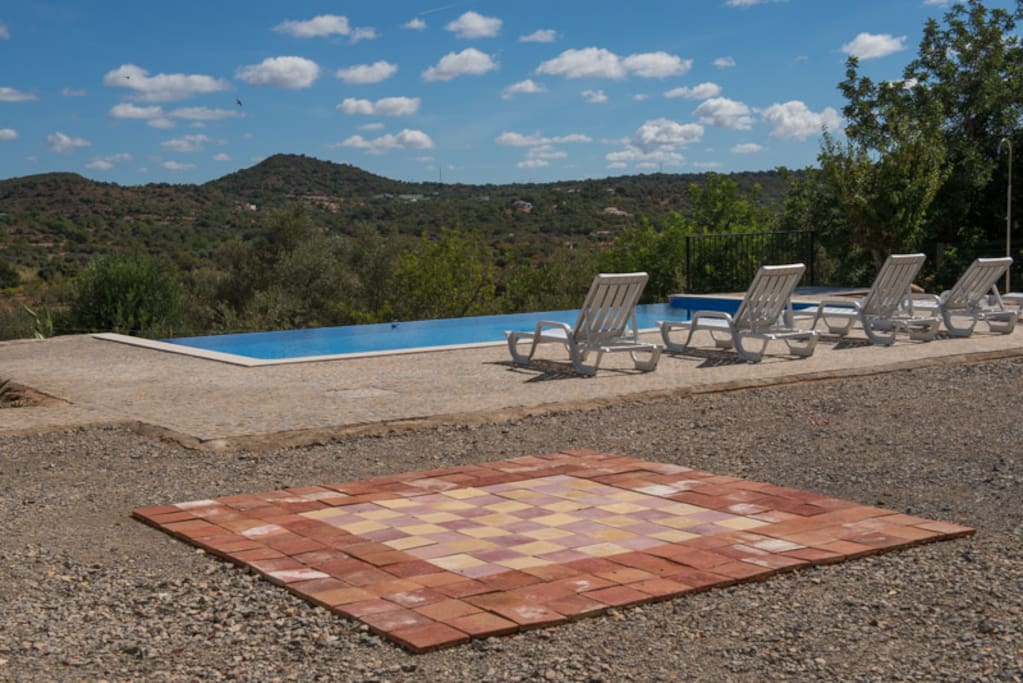 Vista piscina exterior.