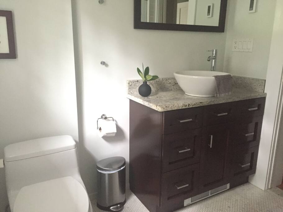 Exclusive full bathroom "The towels are thick and plush, the tiny details attended to" ***** Pamela Dec 2016
