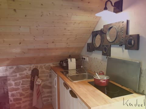 Successful Airbnb property: The hare barn a nest 2 steps from the ocean in Cléder