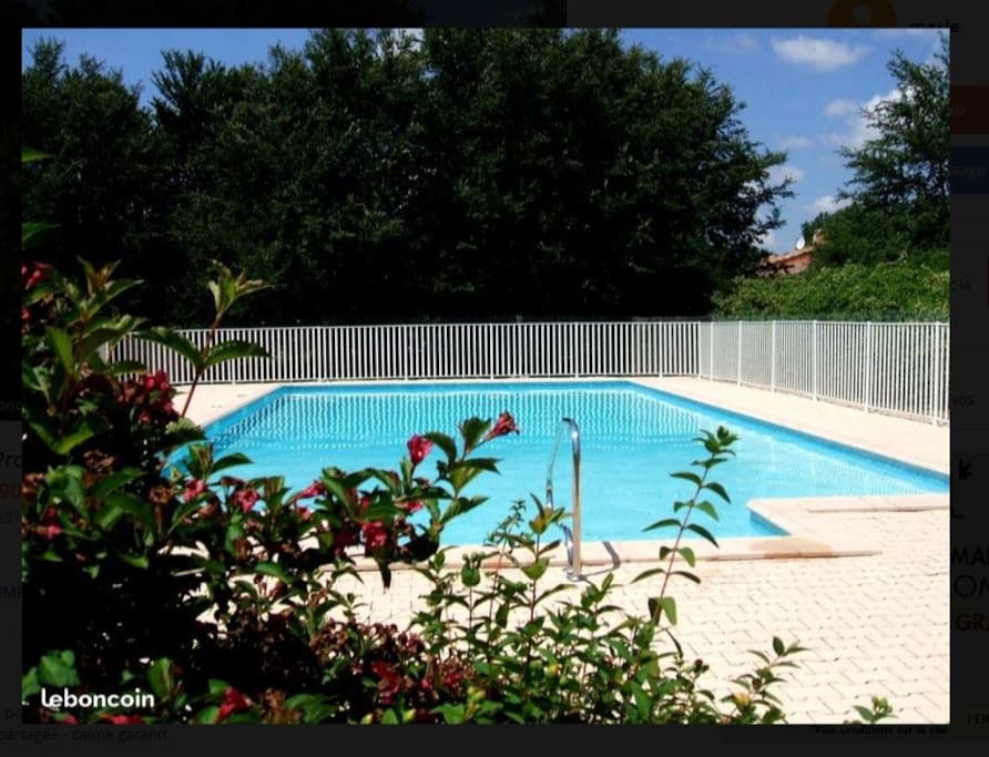 La piscine privée de la résidence