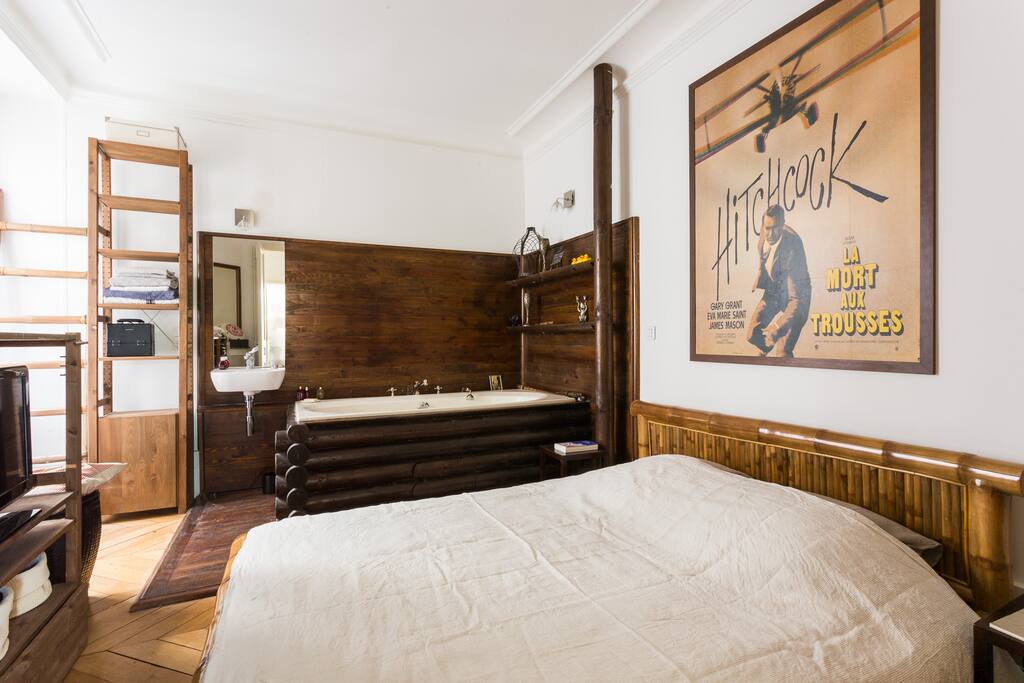 Chambre sur cour avec grand lit 2 pers. et baignoire