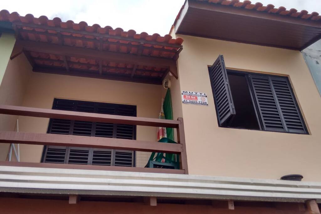 À direita, janela do quarto anunciado, no segunda andar do sobrado.