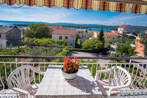Kate 1 - sea view apartment in Punat