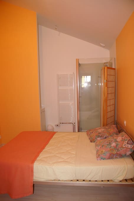 La chambre et sa salle de bain