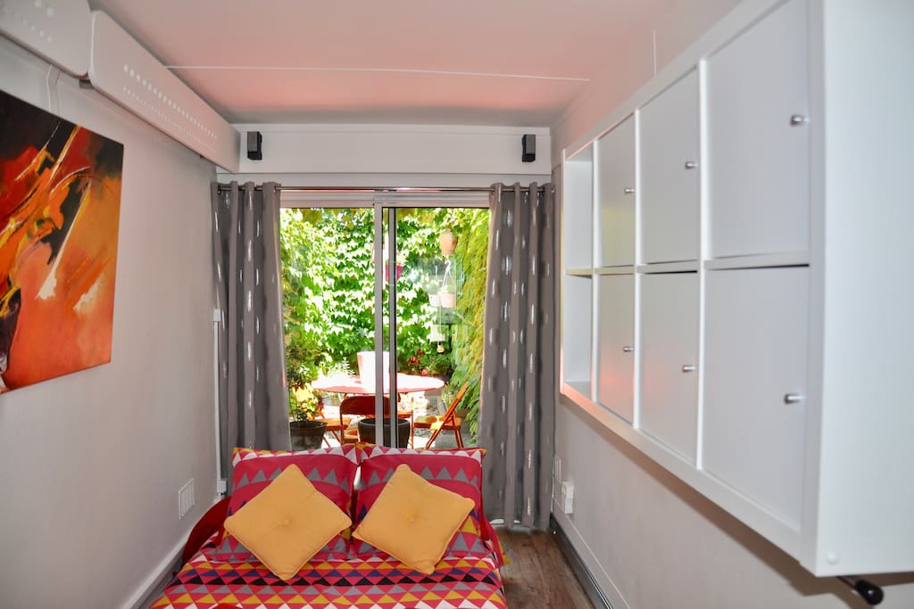 CHAMBRE : 1 Lit à 2 places - Rangements - TV - Livres - Prospectus Doc - Guide...