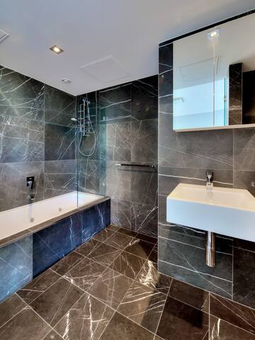 Luxe Three Bedroom Penthouse – In the Heart Of CBD gallery image 3