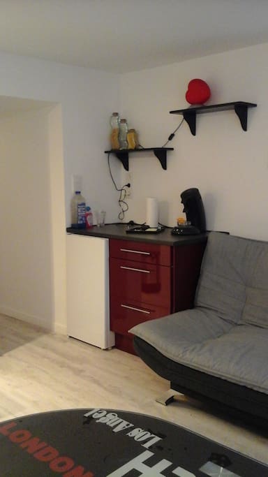 Coin frigo plus tiroirs avec les couverts et ustensiles de cuisine, poêle, casseroles. Senseo, bouilloire et micro-ondes.