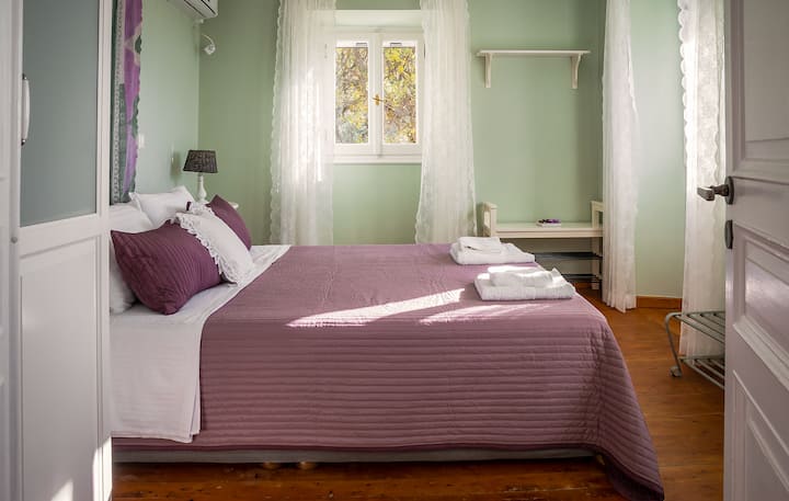 غرفة النوم الأرجوانية المزدوجة في الطابق الأول