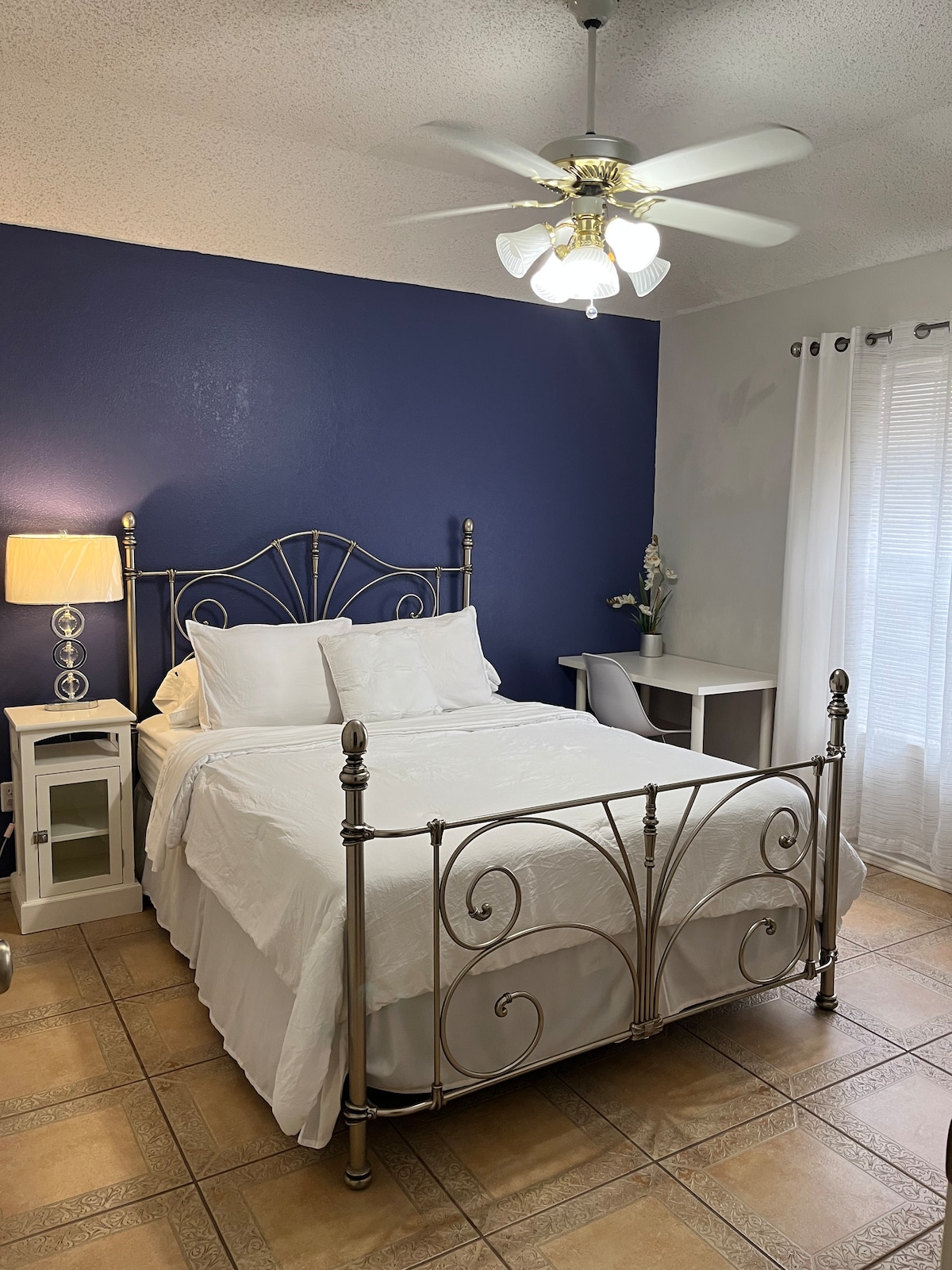 Kitanda cha ukubwa wa malkia chenye starehe 