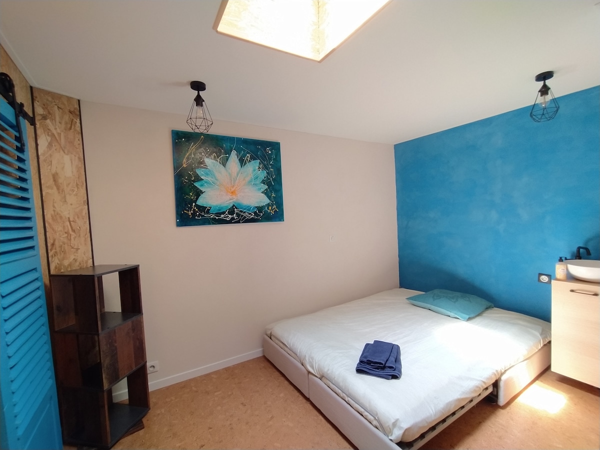 Chumba cha bluu: vitanda 2 vya mtu mmoja au kitanda 1 cha watu wawili