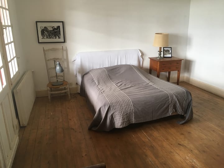 Ზემოთ მდებარე ოთახი