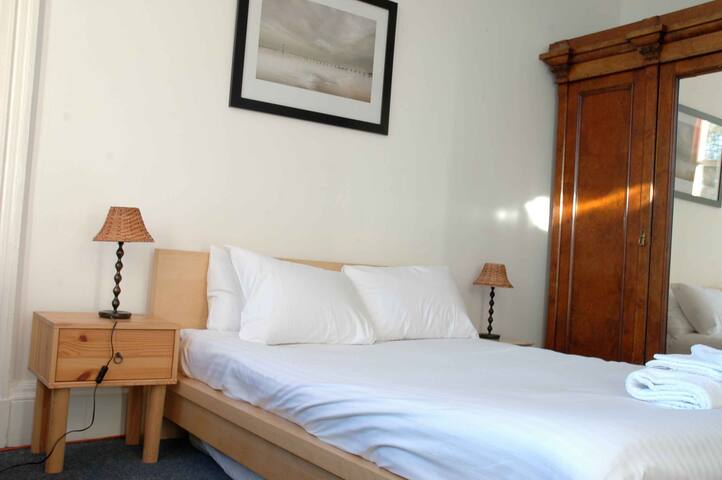 Large, sunny Edinburgh Apartment gallery image 2