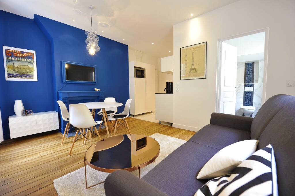 Living room filled with light with a sofa that turns into a double bed