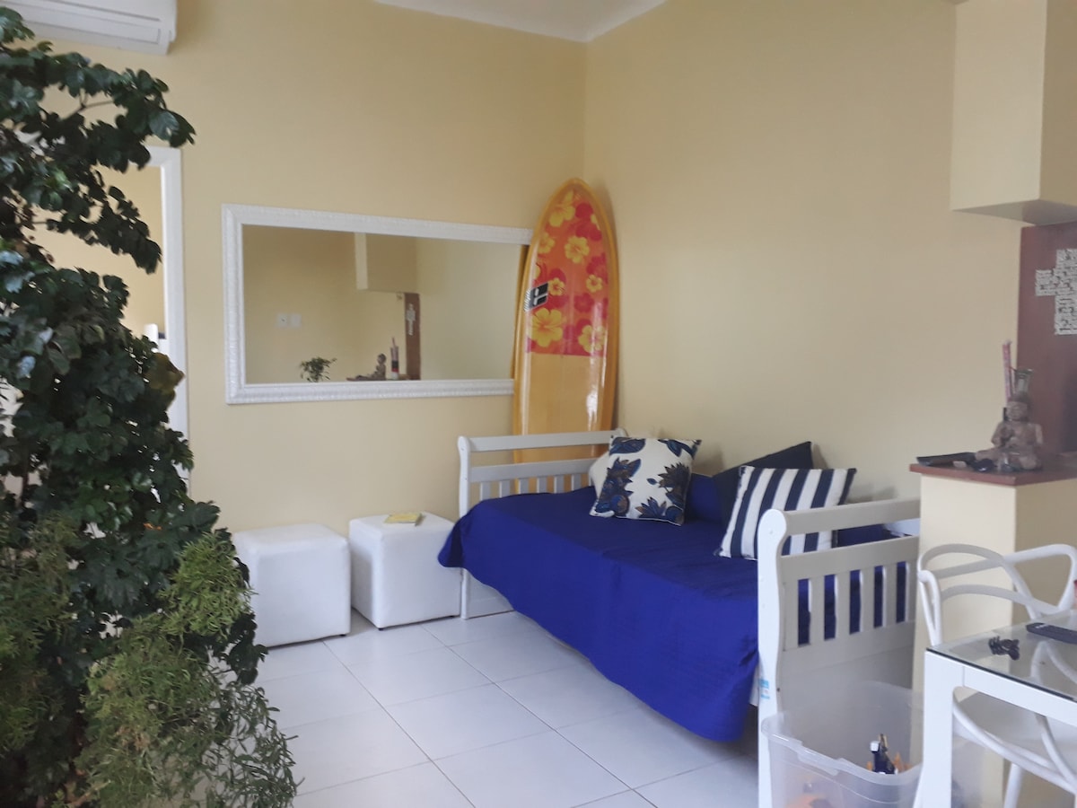 Excelente casa con un ambiente acogedor con vistas al Cristo. Wifi, piscina y gran patio trasero. 