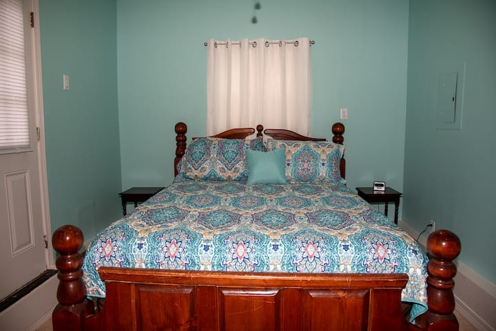 Chambre principale avec lit Queen Size, coffre Tucker