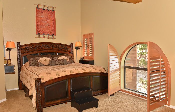 Glavna spavaća soba, bračni krevet (širine 150-179 cm), kupaonica s WC-om, visoki stropovi